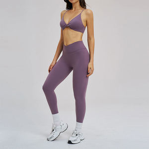 Conjunto de yoga elegante para mujer, color gris, top corto y pantalones cortos sin costuras, conjunto de dos piezas, ropa cómoda para hacer ejercicio. - Product Image 2