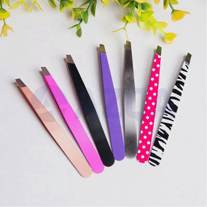 Pinzas para cejas de acero inoxidable con diseño de lunares rosas y punta inclinada, con cabezal angulado para dar forma a las cejas, depilar y cuidar el cabello. - Product Image 5