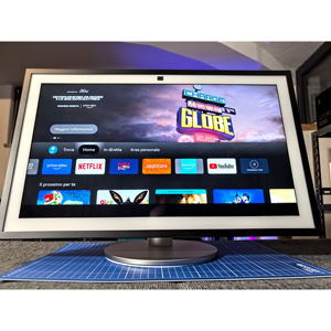 Echo Show 21, Pantalla Inteligente Alexa Grande para Transmitir Vídeos, Música y Administrar Actividades Diarias - Product Image 1