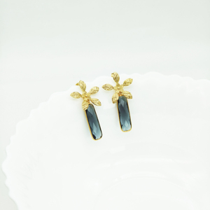 Pendientes de Flor con Gemas de Cuarzo Iolita, Diseño de Diseñador, Chapados en Oro de 18K |   Pendientes de Piedra Iolita Natural |   Joyería de Moda al por Mayor - Product Image 2