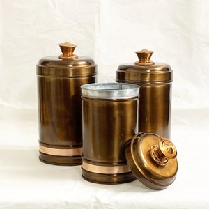Recipientes modernos para especias de metal negro con detalles dorados, forma cilíndrica, tapas herméticas para conservar la frescura en la cocina. - Product Image 3