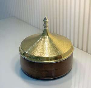 Cacerola de Madera Artesanal de Lujo con Tapa de Latón Martillado, Olla Térmica de Madera Aislada de Lujo para Alimentos, Decorativa para Servir - Product Image 1