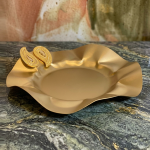Plateau de service luxueux en argent ondulé avec une finition miroir et des élégants accents dorés Paisley pour une décoration intérieure sophistiquée - Product Image 6