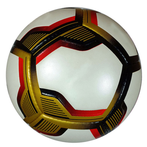 Ballon de football CORE FIELD blanc, noir et or, design classique à panneaux, écologique, léger, durable, gonflé, pour l'intérieur - Product Image 3