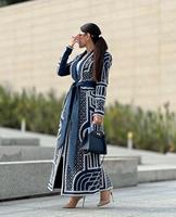 Robe de soirée formelle pour femme, bleu marine, en mousseline de soie, brodée, unie, perlée, longueur ras du sol, col en V, manches longues, style portefeuille, coupe trapèze, modeste