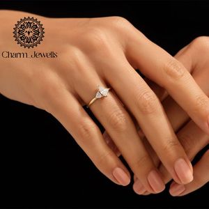 Bague de fiançailles classique pour femme Charm_Jewells en argent plaqué or 10 carats avec moissanite taille coussin sertie à griffes, motif floral, certifiée IGI - Product Image 4