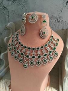 Conjunto de Joyería AD con Collar de Gargantilla de Diamantes Americanos con Acabado Plateado y Pendientes Tikka, Conjunto de Gargantilla AD, Joyería Nupcial India de Bollywood - Product Image 3