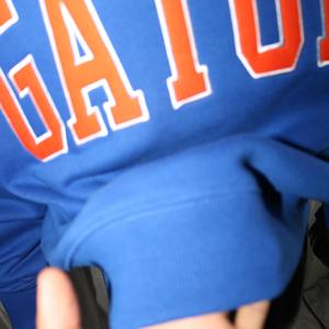 Sudadera GATORS con cuello simulado, 450 GSM, nombre personalizado, bordado en aplique, corte holgado, 100% algodón, felpa francesa. - Product Image 4
