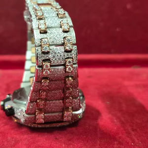 Montre Moissanite Prix de Gros, Cadran Solitaire Entièrement Sertie de Diamants Baguette, Or Jaune, Bracelet en Cuir Multicolore, Acier Inoxydable - Product Image 1