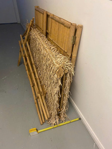 Conjunto de bar Tiki artesanal con estanterías y asientos para cócteles al aire libre, bar Tiki exterior con sombrilla y sillas - Product Image 3