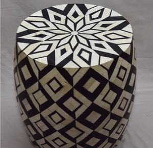 Table d'appoint cylindrique avec incrustation osseuse et motif floral brun sur fond crème, sur pied poli - Product Image 3