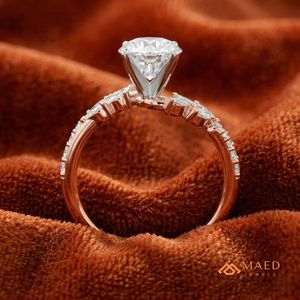 แหวนหมั้นทองคำขาว 14K ประดับมอสซาไนต์ทรงเหลี่ยมมรกต ดีไซน์ใบไม้ แหวนแต่งงานสุดหรู ของขวัญเครื่องประดับเจ้าสาวสำหรับผู้หญิงในงานปาร์ตี้ - Product Image 2