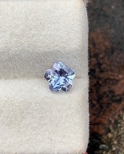 Tanzanite naturelle taillée en fleur, pierre précieuse unique faite à la main, 2,00 carats, certifiée par un tiers pour la fabrication de bijoux, bague, pendentif - Product Image 1