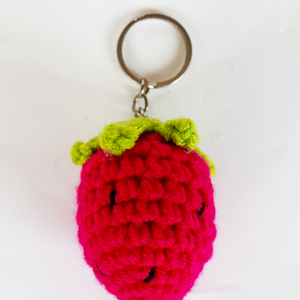 Porte-clés fraise au crochet fait main, breloque de sac en amigurumi tricoté, pendentif de sac à dos, objet d'art pur, porte-clés artisanal, cadeau - Product Image 3