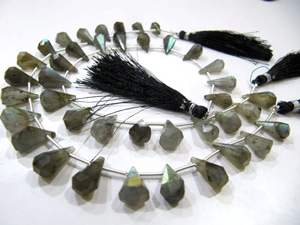 Perles de pierre facettées en labradorite grise naturelle, forme goutte d'eau, 8 pouces de long - Product Image 4