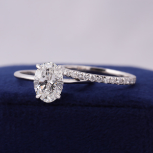 Ensemble de bague de fiançailles avec diamant ovale de 2,0 carats cultivé en laboratoire et alliance en or 14 carats - Product Image 1