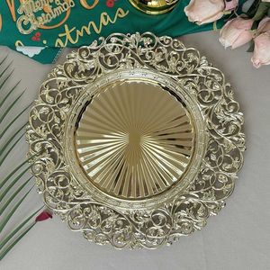 Platos decorativos redondos vintage con diseño floral dorado para mesas de boda, ideales para banquetes de lujo en hoteles y restaurantes. - Product Image 2