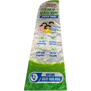 Drapeau plume en polyester à impression numérique, bannière promotionnelle durable, design vert et blanc, publicité pour la vaccination familiale et la santé - Product Image 1