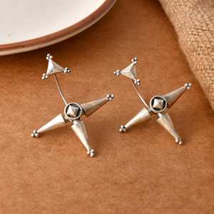 ต่างหูแฟชั่นสไตล์ชนเผ่าสีเงินออกซิไดซ์สำหรับผู้หญิงจากมีรา ชัยปุระ - Product Image 1