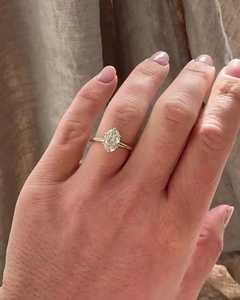 Anillo de Compromiso con Diamante Ovalado de 2 Quilates Cultivado en Laboratorio, Oro Sólido de 14K/18K, Banda Delgada de 1.5mm, Halo Oculto, Fabricante de Joyería al Por Mayor - Product Image 1