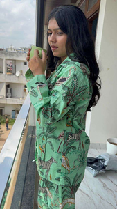 Bata de mujer verde con estampado animal, manga larga, cuello en V, cierre de botones, tiro medio, de algodón suave, para estar en casa, verano y otoño, ropa de dormir - Product Image 2