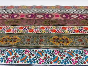 Dentelles brodées multicolores avec des détails vibrants, idéales pour les vêtements, les accessoires, l'artisanat, la décoration intérieure et les créations originales. - Product Image 2