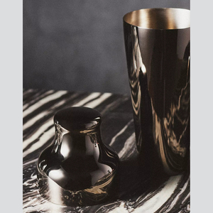 Coctelera de Metal Pulido con un Contorno Suave y un Acabado Brillante Elegante que Eleva tu Experiencia de Preparación de Bebidas Hoy - Product Image 6