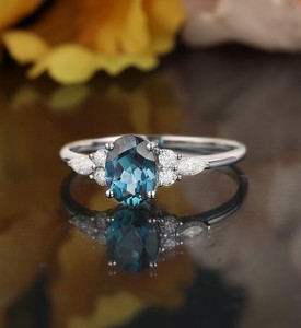 Bague de fiançailles et de mariage en argent sterling 925 avec alexandrite taille ovale, pierre précieuse à changement de couleur, bijou de mariée vintage de luxe, cadeau pour elle - Product Image 1