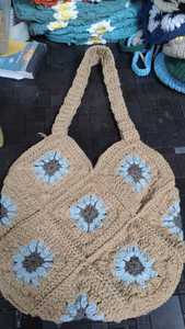 Sac fourre-tout artisanal en coton au crochet, motif floral Granny Square, réutilisable, style bohème, à porter à l'épaule - Product Image 4