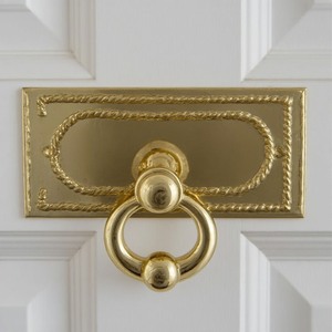 Modernos golpeadores de puerta de latón con instalación por tornillos, a prueba de insectos y duraderos para decoración de entradas - Product Image 1