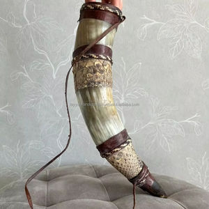 Cuerno de Búfalo Vikingo Tallado con Soporte de Cuero - Diseño Náutico Animal, Tamaño Personalizable, Regalo para el Día del Padre, de la India - Product Image 1