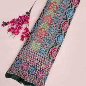 Tela con estampado geométrico ornamental en verde oscuro con borde grueso para diseño de vestidos Kurti, tela para ropa étnica. - Product Image 1