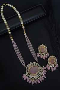 Ensemble Kundan sculpté bicolore de qualité supérieure de style victorien avec boucles d'oreilles clous vert menthe émeraude pour mariages et fêtes - Product Image 2