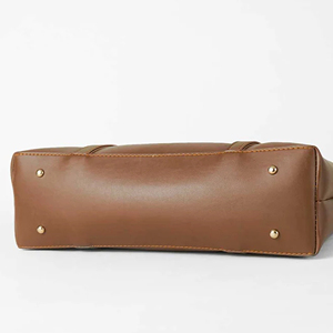 Sac fourre-tout en cuir véritable pour femmes |   Sac à bandoulière à fermeture éclair haute |   Sac à main minimaliste pour un usage quotidien |   Personnalisable de qualité supérieure - Product Image 4
