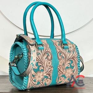 Bolsos de Viaje de Cuero Genuino Turquesa Estilo Occidental con Diseño Floral Grabado a Mano, Bolsos Cruzados de Hombro de Cuero Genuino, Bolsos de Viaje Rápidos, Más Vendidos - Product Image 1