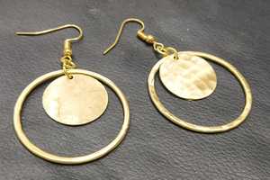 Boucles d'oreilles pendantes martelées en laiton finition antique, faites à la main, tendance, pour femmes, fournisseur indien, disponibles à la vente pour le bureau - Product Image 3