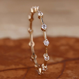 แหวนแต่งงานแบบเรียงวง 14K ทองคำแท้ ประดับเพชรทรงกลมเจียระไนแบบบริลเลียนท์ ได้รับการรับรองจาก IGI สำหรับผู้หญิง สไตล์มินิมอล - Product Image 1