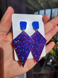 Boucles d'oreilles tendance en résine bleue avec strass et pendentif losange, design exquis, technique de découpe en plastique - Product Image 6