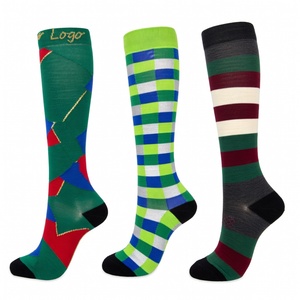 Chaussettes décontractées en coton pour hommes, personnalisables avec logo, respirantes, motif sportif avec logo sur la semelle et le corps - Product Image 1