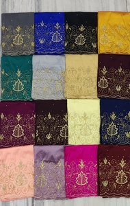 Gorgura somalienne artisanale exclusive de la marque Modern Heritage, avec des travaux en pierre de haute qualité sur un tissu de soie à motifs géométriques, pour tenue de soirée. - Product Image 5