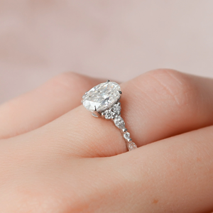 แหวนเพชรทรงรี แหวนหมั้นเพชรสำหรับผู้หญิง ทอง 14k สไตล์คลาสสิก เพชรเพาะเลี้ยงในห้องปฏิบัติการ รับรองโดย IGI เครื่องประดับเพชร - Product Image 3