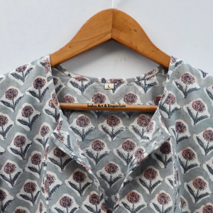 Belle robe en coton à motifs floraux, imprimée à la main, pour un usage décontracté. - Product Image 4