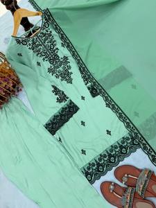 Robe de soirée haut de gamme en rayonne et coton, manches cloche brodées, pompons ajourés, micro-dentelle intérieure, tailles 37-38 ; Plazzo Farshi, tailles 40-41 ; Dupatta en faux georgette brodée de dentelle. - Product Image 3