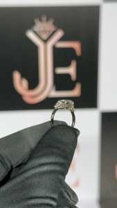 Anillo de compromiso con diamante moissanita de corte marquesa, certificado GRA, joyería fina en plata de ley 925, viene con engaste de 4 puntas. - Product Image 3