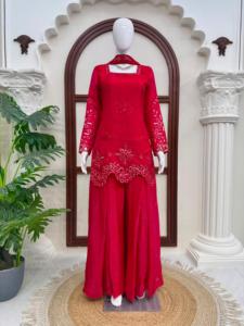Ensemble prêt-à-porter en soie Fandy avec broderies et sequins, comprenant un haut, un pantalon palazzo et une dupatta, entièrement cousu. - Product Image 3