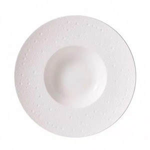 Assiette en céramique blanche texturée en forme de chapeau de paille |   Assiette creuse à rebord large avec motif à bulles et fossettes |   1280 ° Vaisselle moderne minimaliste C Fired - Product Image 1