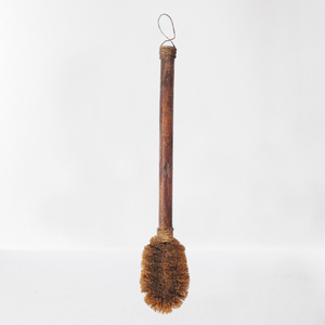 Brosse de nettoyage écologique et durable en fibre de coco avec long manche en bois et boucle de suspension pour salle de bain et toilettes - Product Image 1
