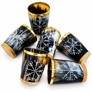 Jarra de Cuerno Natural Hecha a Mano con Borde Dorado y Símbolos Nórdicos Grabados, Venta al Por Mayor, OEM, ODM - Product Image 1