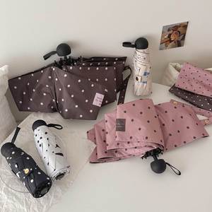 Parapluie pliant portable mini style coréen à pois en pongé anti-UV avec revêtement noir, idéal pour les cadeaux d'affaires, pour femmes, voyage, soleil et pluie - Product Image 2