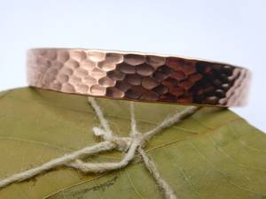 Brazalete Artesanal de Cobre Puro con Diseño de Panal, Joyería Curativa de Metal Sólido con Diseño Festoneado y Hoyuelos para Hombres y Mujeres OEM - Product Image 2